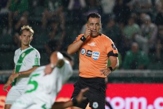 Banfield Resiste con 10 y Triunfa ante Tigre: Lobo Medina Brilla