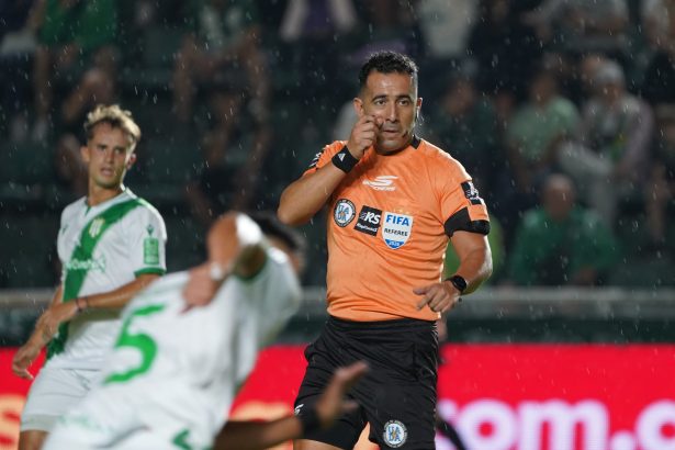 Banfield Resiste con 10 y Triunfa ante Tigre: Lobo Medina Brilla