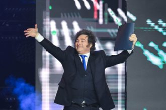 Javier Milei Regresa a Argentina: Revelaciones del Escándalo $LIBRA