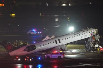 Tragedia en LaGuardia: avión de Air Canada choca con camión de bomberos