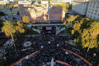 Plaza de Mayo rebosante: 50 años del golpe y críticas al Gobierno