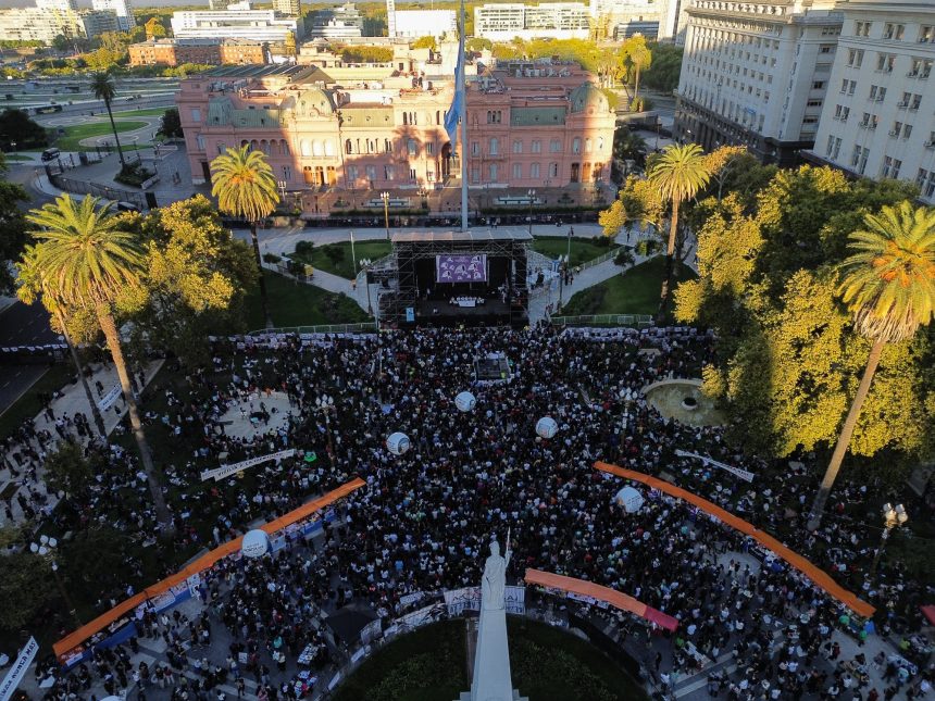 Plaza de Mayo rebosante: 50 años del golpe y críticas al Gobierno