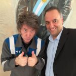 Javier Milei y Adorni: Respaldo en Vivo tras Escándalo de Viajes