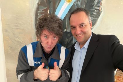 Javier Milei y Adorni: Respaldo en Vivo tras Escándalo de Viajes