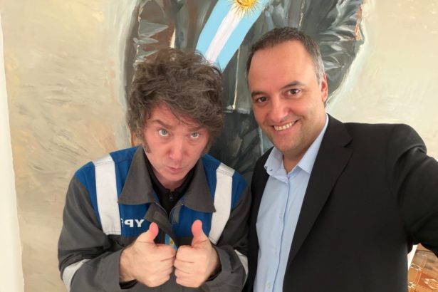 Javier Milei y Adorni: Respaldo en Vivo tras Escándalo de Viajes