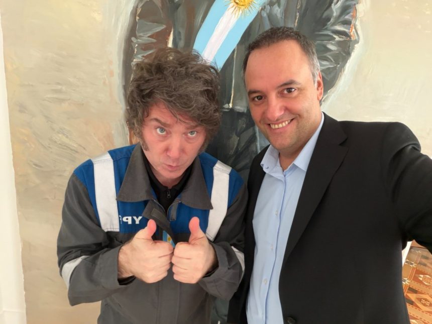 Javier Milei y Adorni: Respaldo en Vivo tras Escándalo de Viajes