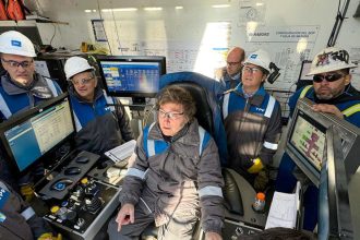 Manuel Adorni en la mira: El Gobierno se aferra a YPF para desviar la atención