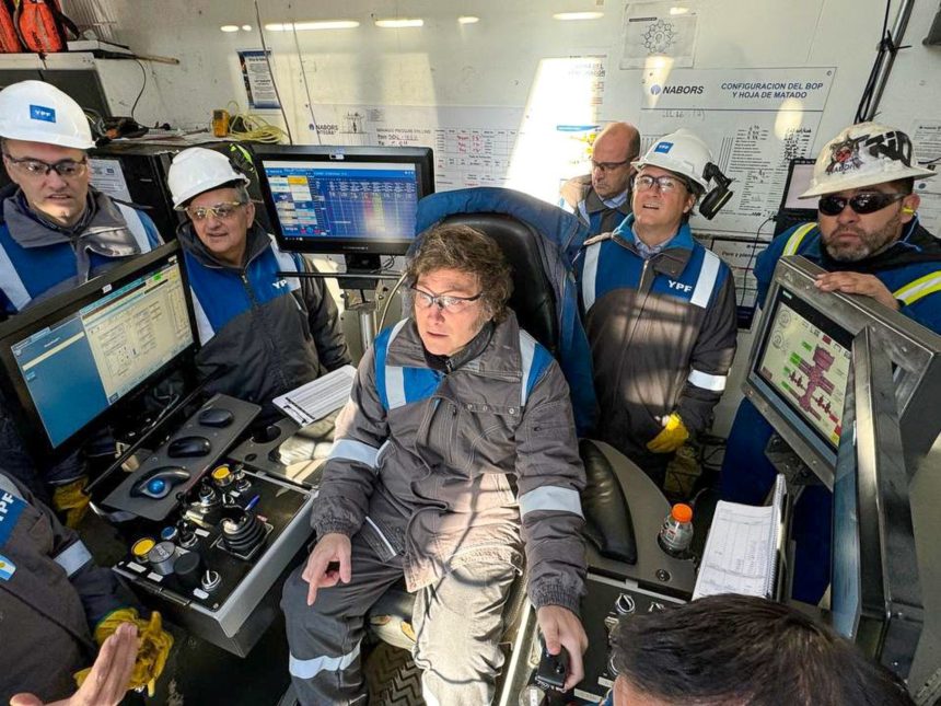 Manuel Adorni en la mira: El Gobierno se aferra a YPF para desviar la atención