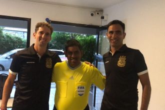 El emotivo encuentro entre el árbitro de Villa Urquiza y su ídolo