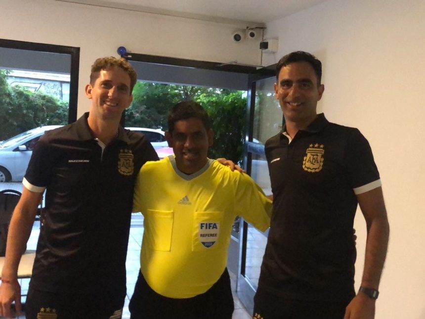 El emotivo encuentro entre el árbitro de Villa Urquiza y su ídolo