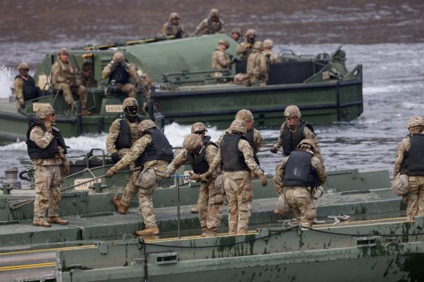 EE.UU. Intensifica la Guerra contra Irán: Tropas en el Frente