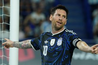 Messi brilla en su despedida: gol y asistencia en el 5-0 a Zambia