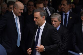 El Gabinete se Reúne el Lunes: Apoyo Firme a Manuel Adorni