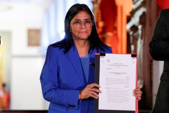 Delcy Rodríguez destituye a familiares de Maduro: cambios en su gobierno
