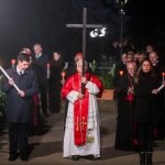 El Papa León XIV lleva la cruz en un Vía Crucis por la paz