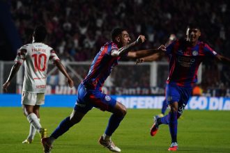 San Lorenzo brilla bajo la lluvia: triunfo histórico con Álvarez