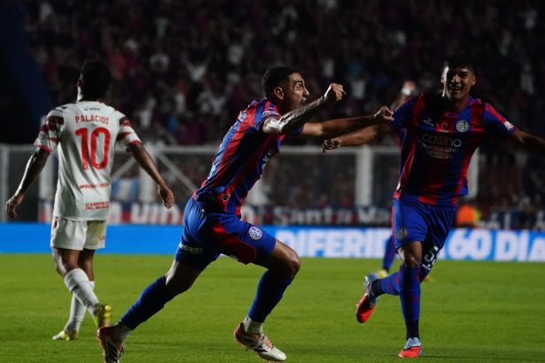 San Lorenzo brilla bajo la lluvia: triunfo histórico con Álvarez
