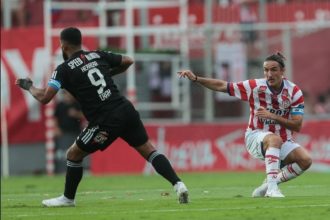 Unión Capitaliza Errores de Deportivo Riestra: ¡Expulsión Rápida y Blooper!
