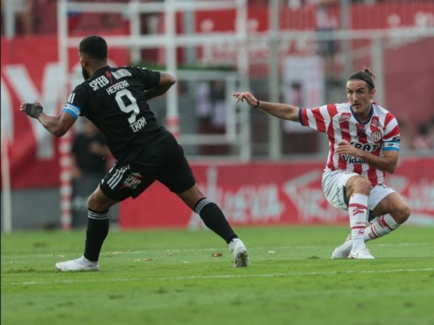 Unión Capitaliza Errores de Deportivo Riestra: ¡Expulsión Rápida y Blooper!