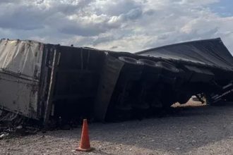 Impactante: Influencer graba el saqueo de un camión volcado en Mendoza