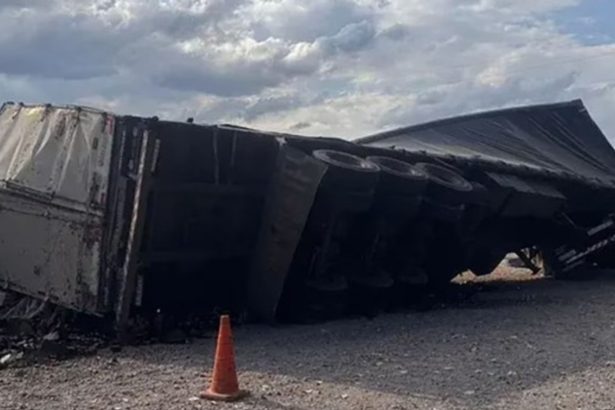 Impactante: Influencer graba el saqueo de un camión volcado en Mendoza