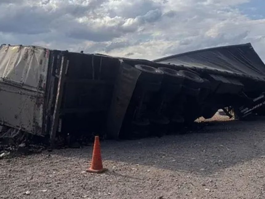 Impactante: Influencer graba el saqueo de un camión volcado en Mendoza