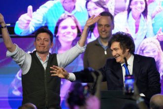 Santiago Caputo: Estrategia clave en la campaña rusa contra el Presidente