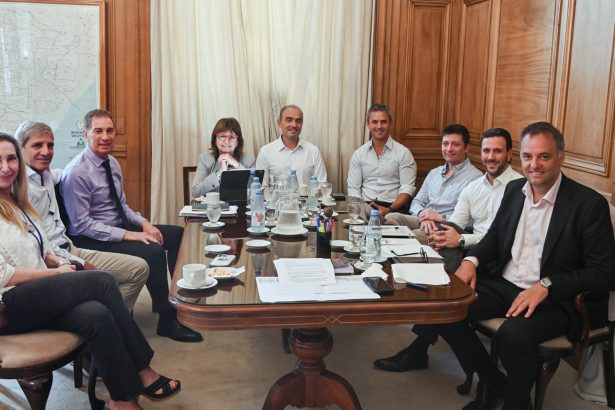 Javier Milei en Vivo: Nuevas Medidas y Respaldo de Manuel Adorni