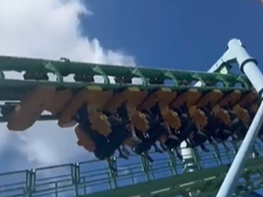 Impactante incidente en la montaña rusa del Parque de la Costa