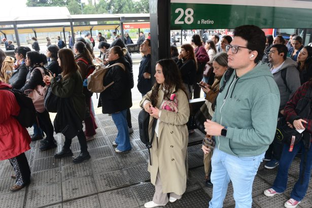 AMBA: Menos colectivos, largas colas y posible paro mañana