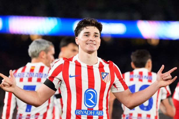Julián Álvarez deslumbra con tiro libre y Atlético supera al Barça