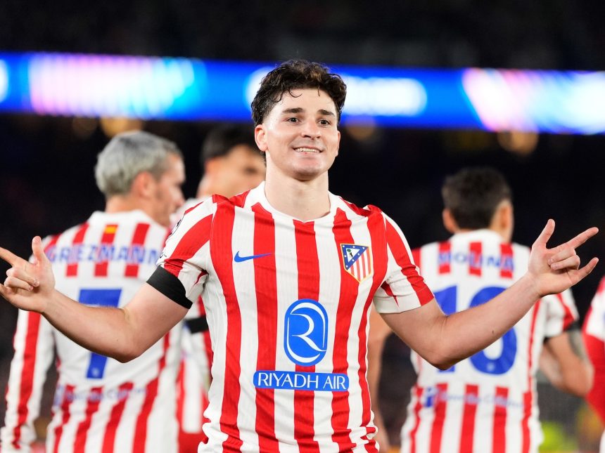 Julián Álvarez deslumbra con tiro libre y Atlético supera al Barça