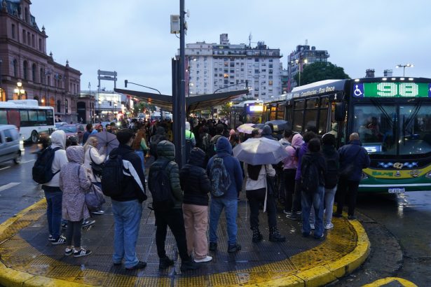 UTA amenaza con paro nocturno en medio del conflicto de colectivos