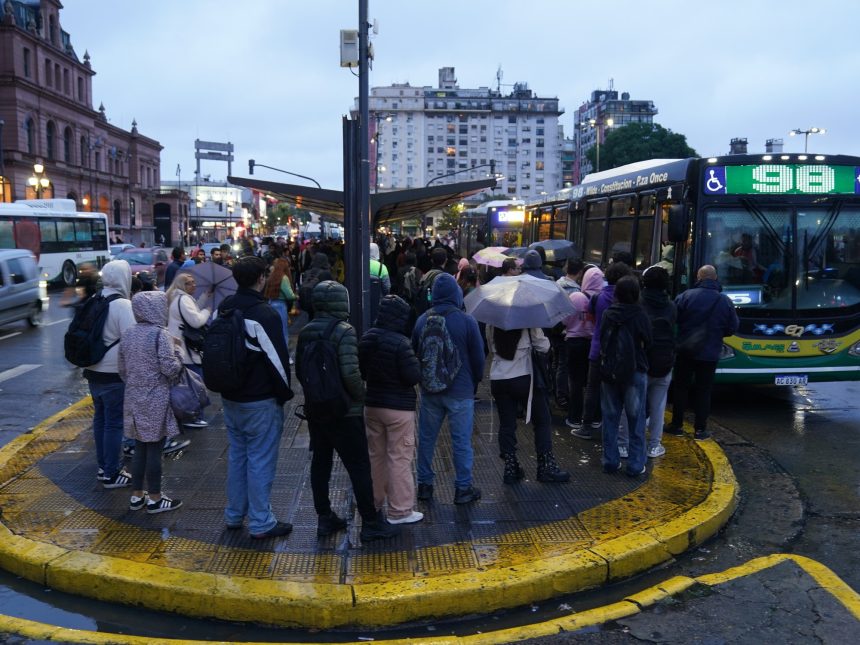 UTA amenaza con paro nocturno en medio del conflicto de colectivos
