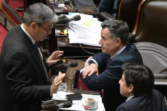 Alarma en el oficialismo: Oposición celebra interpelación a Adorni