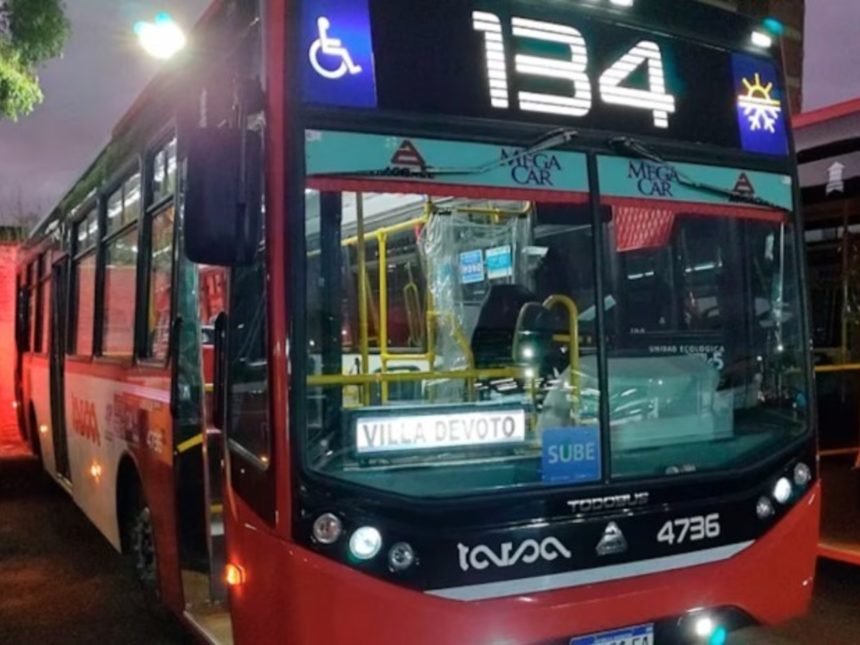 Tragedia en Villa Devoto: joven muere tras caer del colectivo