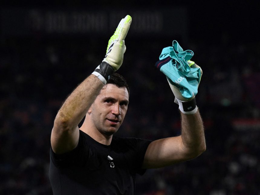 Dibu Martínez se lesiona en calentamiento: preocupación para Argentina