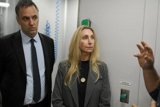 Karina Milei y Adorni: Captura Exclusiva en el Custodiado Malbrán