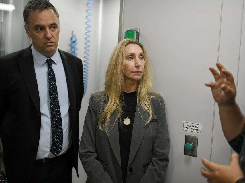 Karina Milei y Adorni: Captura Exclusiva en el Custodiado Malbrán