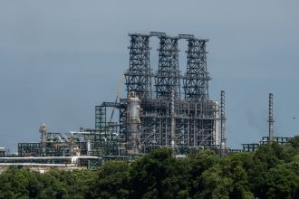 EE.UU. levanta sanciones al petróleo ruso tras reabrir el Estrecho de Ormuz