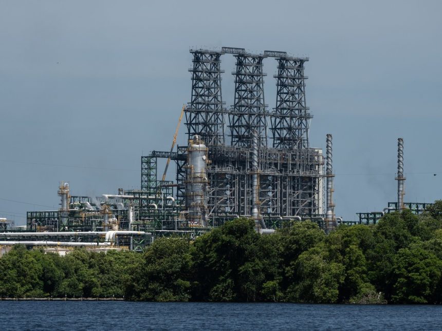 EE.UU. levanta sanciones al petróleo ruso tras reabrir el Estrecho de Ormuz