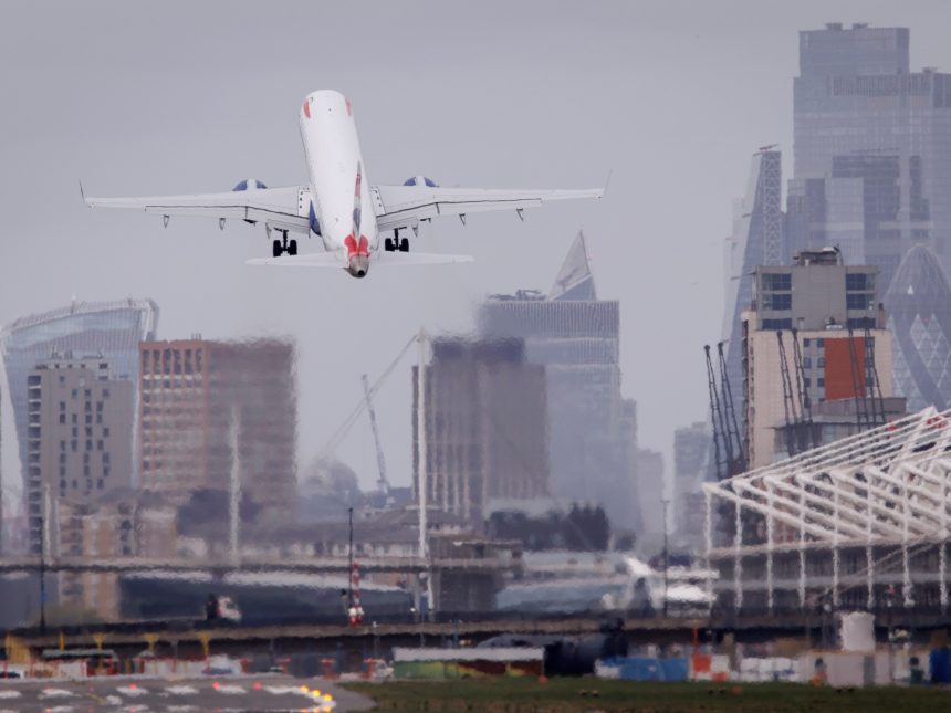 Ormuz: Alivio y Precaución en Europa por Combustible Aéreo Escaso