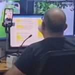 Operario del centro de monitoreo graba TikToks en horas laborales