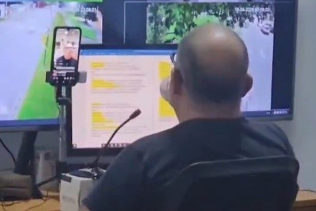 Operario del centro de monitoreo graba TikToks en horas laborales