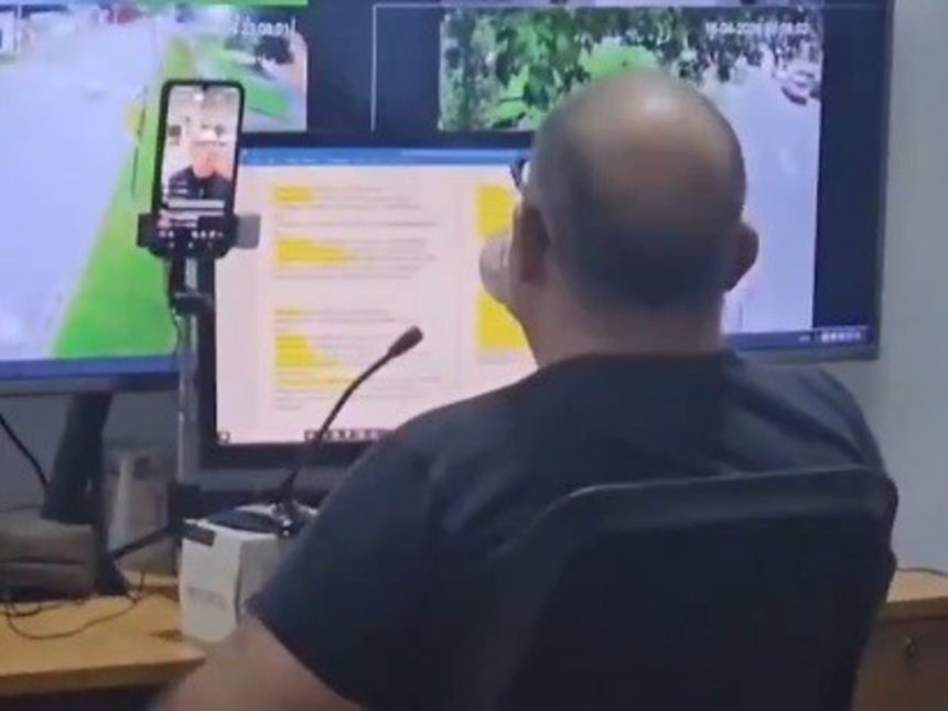 Operario del centro de monitoreo graba TikToks en horas laborales