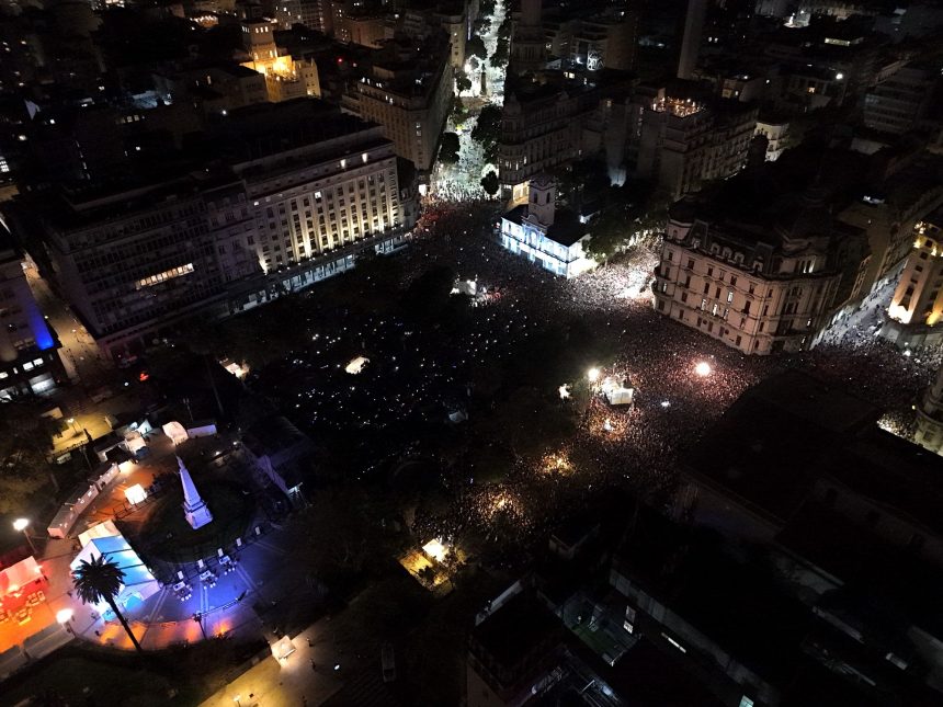 Guilherme Peixoto: El Cura DJ que Rinde Homenaje al Papa en Plaza de Mayo
