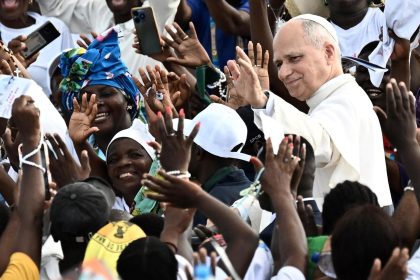 El Papa en Angola: Clamor por una Paz Duradera en Oriente Medio