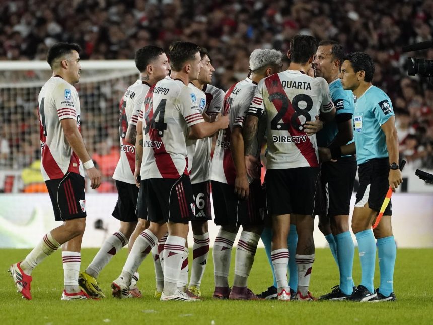 Superclásico: El penal que River pidió y el VAR ignoró