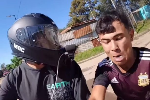 Impactante intento de robo a un influencer en moto: ¡mira el video!