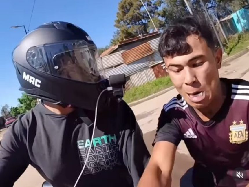 Impactante intento de robo a un influencer en moto: ¡mira el video!